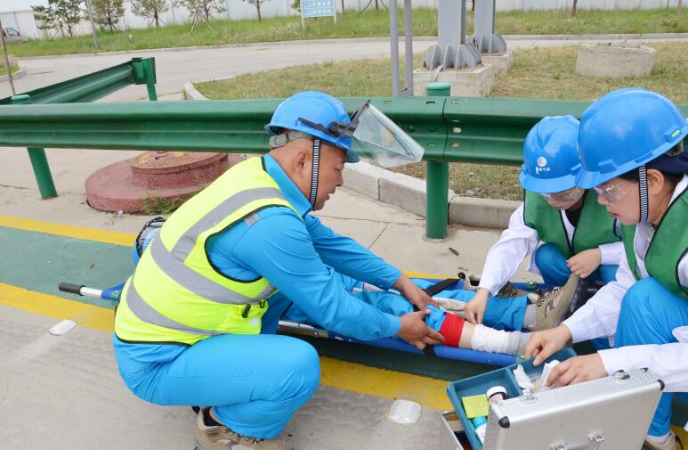 本次青岛工业气体演练正是模拟3000m3液氧储槽充装管线泄漏且造成充装人员冻伤的场景